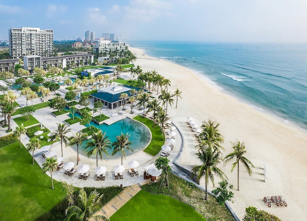 Bạn có thể sử dụng dịch vụ ở những khách sạn, resort cao cấp để được sử dụng bãi biển riêng, vắng và đẹp hơn 